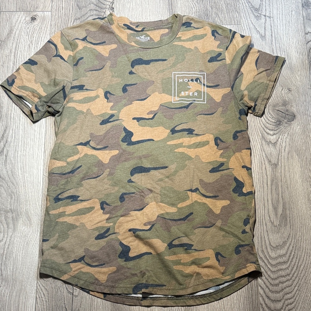 Hollister Men's Green and Tan Camo Tee Size Medium